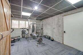 Beckley Studio w/ Private Hot Tub & Home Gym!