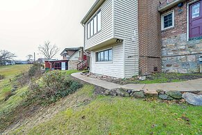 Beckley Studio w/ Private Hot Tub & Home Gym!