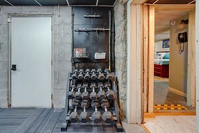 Beckley Studio w/ Private Hot Tub & Home Gym!