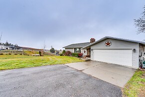 East Wenatchee Home ~ 2 Mi to Columbia River!