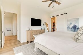 Walk to Beach: Farmhouse w/ Lake Travis Views!