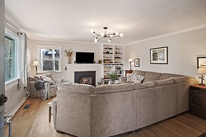 North West Nest 30 Day Minimum 2 Bedroom Home by RedAwning