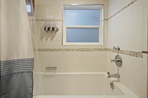 North West Nest 30 Day Minimum 2 Bedroom Home by RedAwning