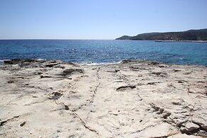 Room in Apartment - Pelagos Studios by Frangki 3