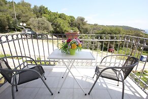 Room in Apartment - Pelagos Studios by Frangki 3