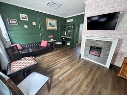 The Rockhound Boutique Hotel