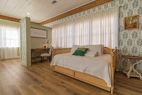 The Rockhound Boutique Hotel