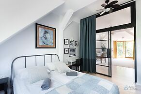 Aviator Superior by 3City Rentals