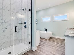 Anchors Away 159sp 4 Bedroom Home by RedAwning