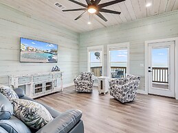 Anchors Away 159sp 4 Bedroom Home by RedAwning