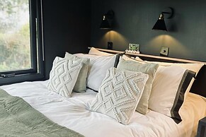 Lodge on Teign River, 1 Bed, Sleeps 2, Parking