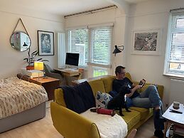 Charming Studio Apartment in London