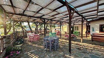 Laz Koyu Yoruk Evleri