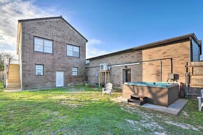 Convenient Apt w/ Golf Carts & Grill Access!