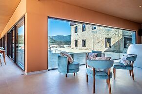 Cherry Sculpture Hotel