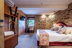 Cherry Sculpture Hotel