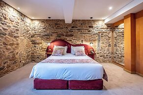 Cherry Sculpture Hotel