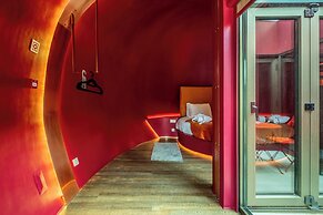 Cherry Sculpture Hotel