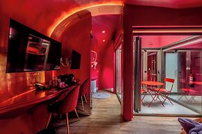 Cherry Sculpture Hotel