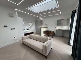 Stunning Large Studio House in London