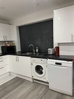Inviting 2-bed Fully Furnished House-high Wycombe