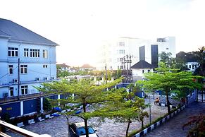 DAVIS HOTEL & SUITES