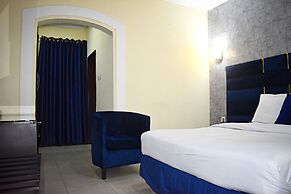 DAVIS HOTEL & SUITES