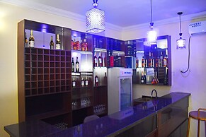 DAVIS HOTEL & SUITES