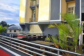 DAVIS HOTEL & SUITES