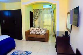 DAVIS HOTEL & SUITES