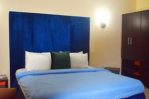 DAVIS HOTEL & SUITES