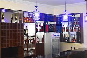 DAVIS HOTEL & SUITES