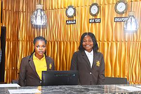 DAVIS HOTEL & SUITES