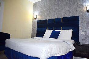 DAVIS HOTEL & SUITES