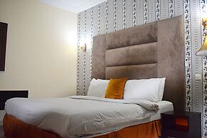 DAVIS HOTEL & SUITES