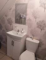 Self Contained 2 Bedrooms House Free Parking