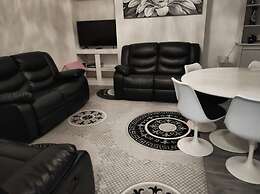 Self Contained 2 Bedrooms House Free Parking