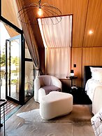 Celeiro Lake Village