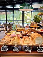 Celeiro Lake Village