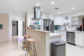 Stunning & Private 5 BDR Canal-front Home w/ Pool!