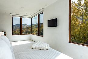 Cliffside Stunning, Luxury 4 BR Min to Skiing!