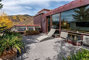 Cliffside Stunning, Luxury 4 BR Min to Skiing!