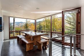 Cliffside Stunning, Luxury 4 BR Min to Skiing!