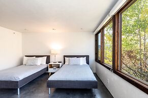 Cliffside Stunning, Luxury 4 BR Min to Skiing!