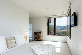 Cliffside Stunning, Luxury 4 BR Min to Skiing!