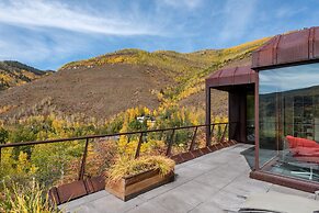 Cliffside Stunning, Luxury 4 BR Min to Skiing!