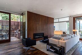 Cliffside Stunning, Luxury 4 BR Min to Skiing!