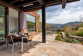 Cliffside Stunning, Luxury 4 BR Min to Skiing!