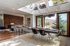 Cliffside Stunning, Luxury 4 BR Min to Skiing!
