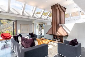 Cliffside Stunning, Luxury 4 BR Min to Skiing!